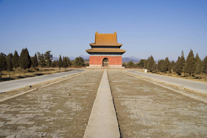 横图,彩色,室外,白天,旅游,度假,神秘,名胜古迹,门,标志建筑,道路,地标,建筑,路,公路,中国,亚洲,花纹,风俗,遗迹,艺术,雕刻,雕像,图案,楼阁,文化遗产,交通,古迹,历史,文物,娱乐,建设,传统,古建筑,享受,休闲,旅游胜地,放松,精神,气派,摄影,古代建筑,权威,陵墓,象征,高贵,美好,拱形门,感受,图样,参观,古文明,东亚,中华人民共和国,权力,河北,威严,权势,伟大,古代文明,制度,特征,皇家,势力,马路,彩图,旅行,皇陵,东陵,清东陵,bj174