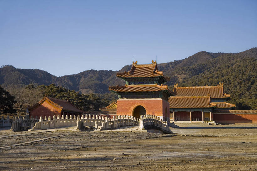 横图,彩色,室外,白天,旅游,度假,神秘,名胜古迹,门,标志建筑,道路,地标,建筑,路,公路,中国,亚洲,花纹,风俗,遗迹,艺术,雕刻,雕像,图案,楼阁,文化遗产,交通,古迹,历史,文物,娱乐,建设,传统,古建筑,享受,休闲,旅游胜地,放松,精神,气派,摄影,古代建筑,权威,陵墓,象征,高贵,美好,拱形门,感受,图样,参观,古文明,东亚,中华人民共和国,权力,河北,威严,权势,伟大,古代文明,制度,特征,皇家,势力,马路,彩图,旅行,皇陵,东陵,清东陵,bj174