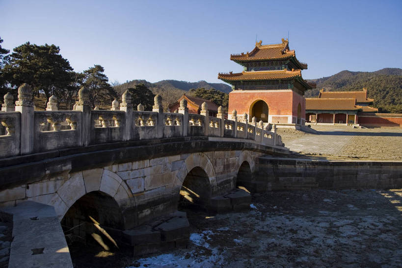 横图,彩色,室外,白天,旅游,度假,神秘,名胜古迹,门,标志建筑,道路,地标,建筑,路,公路,中国,亚洲,花纹,风俗,遗迹,艺术,雕刻,雕像,图案,楼阁,文化遗产,交通,古迹,历史,文物,娱乐,建设,传统,古建筑,享受,休闲,旅游胜地,放松,精神,气派,摄影,古代建筑,权威,陵墓,象征,高贵,美好,拱形门,感受,图样,参观,古文明,东亚,中华人民共和国,权力,河北,威严,权势,伟大,古代文明,制度,特征,皇家,势力,马路,彩图,旅行,皇陵,东陵,清东陵,bj174