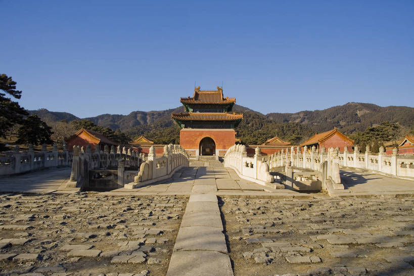 横图,彩色,室外,白天,旅游,度假,神秘,名胜古迹,门,标志建筑,道路,地标,建筑,路,公路,中国,亚洲,花纹,风俗,遗迹,艺术,雕刻,雕像,图案,楼阁,文化遗产,交通,古迹,历史,文物,娱乐,建设,传统,古建筑,享受,休闲,旅游胜地,放松,精神,气派,摄影,古代建筑,权威,陵墓,象征,高贵,美好,拱形门,感受,图样,参观,古文明,东亚,中华人民共和国,权力,河北,威严,权势,伟大,古代文明,制度,特征,皇家,势力,马路,彩图,旅行,皇陵,东陵,清东陵,bj174