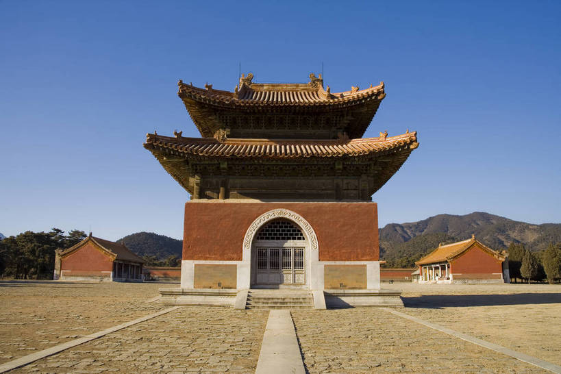 横图,彩色,室外,白天,旅游,度假,神秘,名胜古迹,门,标志建筑,道路,地标,建筑,路,公路,中国,亚洲,花纹,风俗,遗迹,艺术,雕刻,雕像,图案,楼阁,文化遗产,交通,古迹,历史,文物,娱乐,建设,传统,古建筑,享受,休闲,旅游胜地,放松,精神,气派,摄影,古代建筑,权威,陵墓,象征,高贵,美好,拱形门,感受,图样,参观,古文明,东亚,中华人民共和国,权力,河北,威严,权势,伟大,古代文明,制度,特征,皇家,势力,马路,彩图,旅行,皇陵,东陵,清东陵,bj174