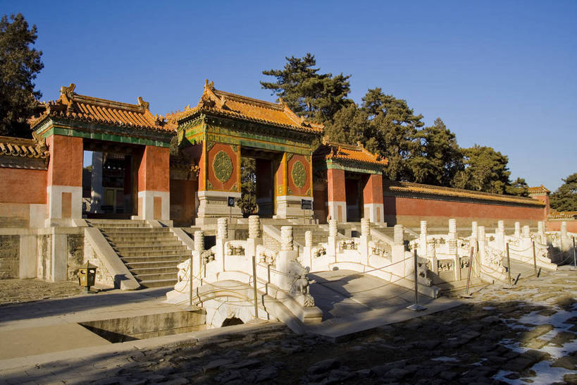 横图,彩色,室外,白天,旅游,度假,神秘,名胜古迹,门,标志建筑,道路,地标,建筑,路,公路,中国,亚洲,花纹,风俗,遗迹,艺术,雕刻,雕像,图案,楼阁,文化遗产,交通,古迹,历史,文物,娱乐,建设,传统,古建筑,享受,休闲,旅游胜地,放松,精神,气派,摄影,古代建筑,权威,陵墓,象征,高贵,美好,拱形门,感受,图样,参观,古文明,东亚,中华人民共和国,权力,河北,威严,权势,伟大,古代文明,制度,特征,皇家,势力,马路,彩图,旅行,皇陵,东陵,清东陵,bj174