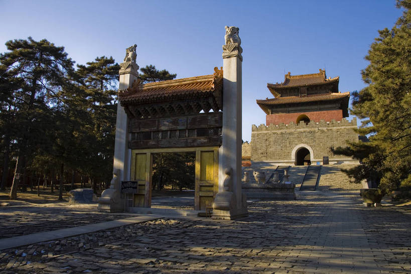 横图,彩色,室外,白天,旅游,度假,神秘,名胜古迹,门,标志建筑,道路,地标,建筑,路,公路,中国,亚洲,花纹,风俗,遗迹,艺术,雕刻,雕像,图案,楼阁,文化遗产,交通,古迹,历史,文物,娱乐,建设,传统,古建筑,享受,休闲,旅游胜地,放松,精神,气派,摄影,古代建筑,权威,陵墓,象征,高贵,美好,拱形门,感受,图样,参观,古文明,东亚,中华人民共和国,权力,河北,威严,权势,伟大,古代文明,制度,特征,皇家,势力,马路,彩图,旅行,皇陵,东陵,清东陵,bj174