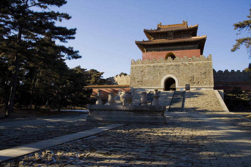 横图,彩色,室外,白天,旅游,度假,神秘,名胜古迹,门,标志建筑,道路,地标,建筑,路,公路,中国,亚洲,花纹,风俗,遗迹,艺术,雕刻,雕像,图案,楼阁,文化遗产,交通,古迹,历史,文物,娱乐,建设,传统,古建筑,享受,休闲,旅游胜地,放松,精神,气派,摄影,古代建筑,权威,陵墓,象征,高贵,美好,拱形门,感受,图样,参观,古文明,东亚,中华人民共和国,权力,河北,威严,权势,伟大,古代文明,制度,特征,皇家,势力,马路,彩图,旅行,皇陵,东陵,清东陵,bj174