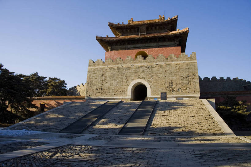 横图,彩色,室外,白天,旅游,度假,神秘,名胜古迹,门,标志建筑,道路,地标,建筑,路,公路,中国,亚洲,花纹,风俗,遗迹,艺术,雕刻,雕像,图案,楼阁,文化遗产,交通,古迹,历史,文物,娱乐,建设,传统,古建筑,享受,休闲,旅游胜地,放松,精神,气派,摄影,古代建筑,权威,陵墓,象征,高贵,美好,拱形门,感受,图样,参观,古文明,东亚,中华人民共和国,权力,河北,威严,权势,伟大,古代文明,制度,特征,皇家,势力,马路,彩图,旅行,皇陵,东陵,清东陵,bj174