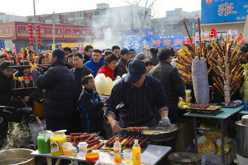 点心,人群,横图,购物,聚会,度假,消费,城市风光,北京,中国,春节,亚洲,舞狮,节日,庆祝,民俗,灯笼,葫芦,景观,庙会,食品,集市,市场,都市,历史,文化,传统,小吃,食物,古代,彩带,庆典,休闲,假日,喜庆,金融,热闹,活动,纪念,糖葫芦,美好,东方文化,喜事,玩乐,选购,贸易,东亚,中华人民共和国,墟市,喜气,古远,隆重,北京小吃,传统文化,街市,bj174