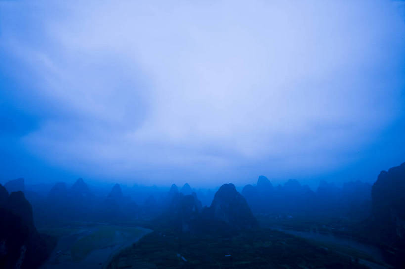 横图,彩色,室外,白天,旅游,度假,美景,名胜古迹,山,标志建筑,地标,建筑,桂林,中国,亚洲,遗迹,景观,渔船,古迹,文物,娱乐,建设,古建筑,江水,游船,自然,享受,休闲,旅游胜地,放松,摄影,广西,美好,自然风光,古文明,东亚,漓江,中华人民共和国,兴坪,江,旅行,bj174