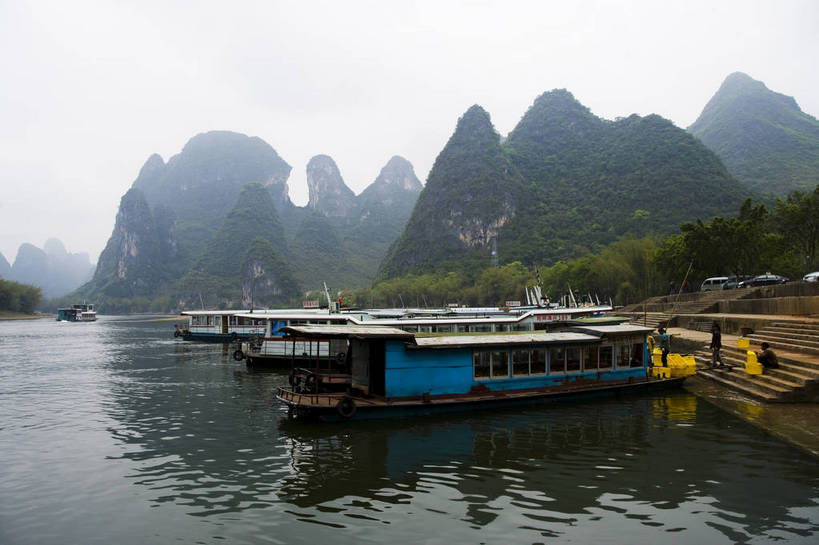 横图,彩色,室外,白天,旅游,度假,美景,名胜古迹,山,标志建筑,地标,建筑,桂林,中国,亚洲,遗迹,景观,渔船,古迹,文物,娱乐,建设,古建筑,江水,游船,自然,享受,休闲,旅游胜地,放松,摄影,广西,美好,自然风光,古文明,东亚,漓江,中华人民共和国,兴坪,江,旅行,bj174