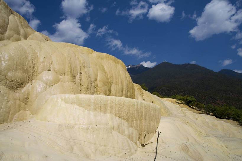 横图,彩色,旅游,度假,名胜古迹,山,标志建筑,地标,建筑,中国,亚洲,遗迹,景观,云,古迹,文物,娱乐,建设,古建筑,云南,天空,自然,享受,休闲,旅游胜地,景色,放松,摄影,地理,自然风光,古文明,东亚,地貌,中华人民共和国,旅行,地质,白水台,bj174