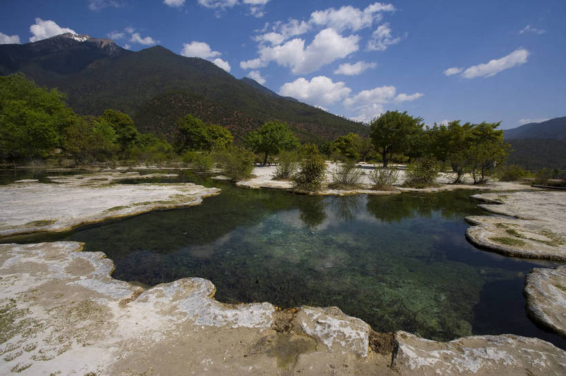 横图,彩色,旅游,度假,湖,名胜古迹,山,树林,标志建筑,地标,建筑,中国,亚洲,遗迹,景观,云,古迹,文物,娱乐,建设,古建筑,云南,树,天空,自然,湖水,享受,休闲,旅游胜地,景色,放松,摄影,地理,自然风光,古文明,东亚,地貌,中华人民共和国,旅行,地质,白水台,bj174
