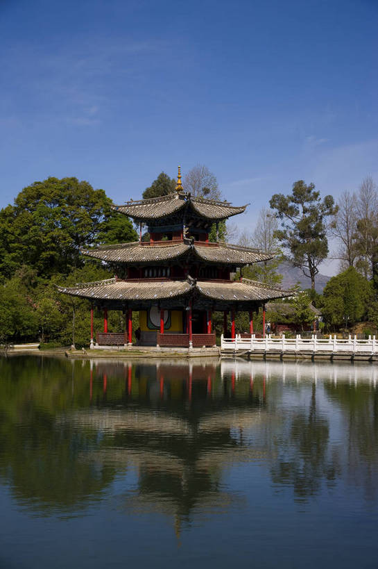 竖图,室外,白天,旅游,度假,名胜古迹,山,水,阁楼,标志建筑,地标,建筑,中国,亚洲,遗迹,民俗,亭子,景观,文化遗产,建筑群,桥,古典,潭,古迹,文物,娱乐,建设,古建筑,石桥,云南,特色,古镇,黑龙潭,潭水,凉亭,享受,休闲,远景,旅游胜地,景色,放松,竖,人文景观,矗立,中国文化,耸立,古文明,东亚,中华人民共和国,挺立,民族建筑,古代文明,旅行,传统文化,bj174