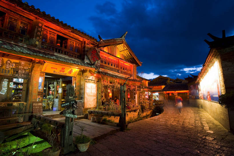横图,彩色,室外,旅游,标志建筑,地标,建筑,街道,夜景,丽江,中国,亚洲,民俗,景观,文化遗产,古城,建筑群,小巷,灯光,古典,建设,云南,民居,特色,古镇,景色,摄影,人文景观,中国文化,东亚,中华人民共和国,民族建筑,古代文明,旅行,传统文化,bj174