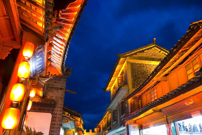横图,彩色,室外,旅游,标志建筑,地标,建筑,街道,夜景,丽江,中国,亚洲,民俗,景观,文化遗产,古城,建筑群,小巷,灯光,古典,建设,云南,民居,特色,古镇,景色,摄影,人文景观,中国文化,东亚,中华人民共和国,民族建筑,古代文明,旅行,传统文化,bj174