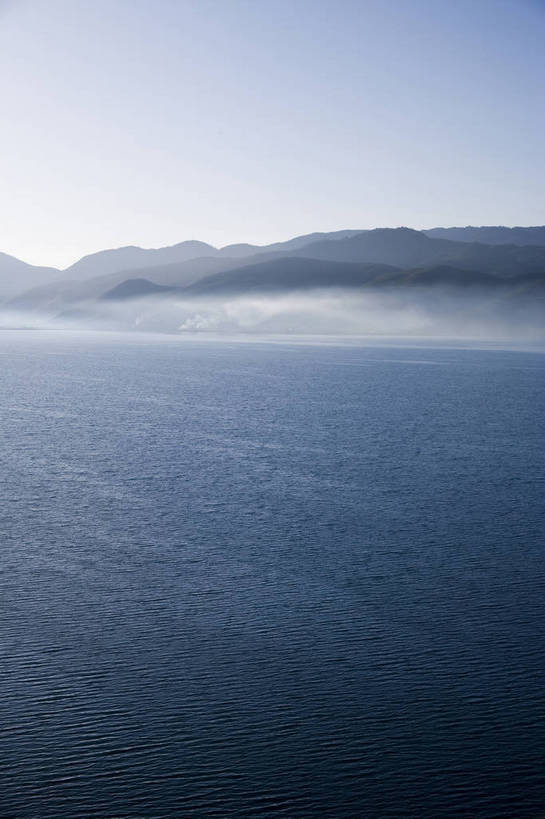 竖图,室外,白天,旅游,度假,湖,名胜古迹,山,标志建筑,地标,建筑,中国,亚洲,遗迹,民俗,景观,古迹,文物,娱乐,建设,古建筑,云南,特色,水库,白云,天空,自然,湖水,天,享受,休闲,旅游胜地,景色,放松,竖,人文景观,矗立,远山,中国文化,自然风光,耸立,古文明,东亚,泸沽湖,中华人民共和国,挺立,旅行,传统文化,bj174