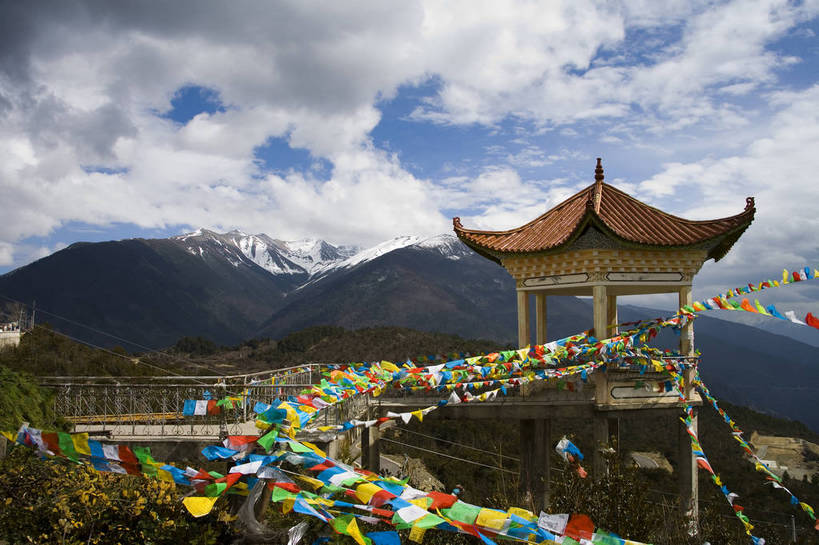 横图,彩色,室外,白天,旅游,度假,名胜古迹,山,雪山,标志建筑,地标,建筑,香格里拉,中国,亚洲,遗迹,景观,山顶,古迹,文物,娱乐,建设,古建筑,金顶,梅里雪山,云南,经幡,自然,享受,休闲,远景,旅游胜地,景色,放松,摄影,地理,自然风光,古文明,东亚,地貌,德钦县,中华人民共和国,旅行,地质,bj174