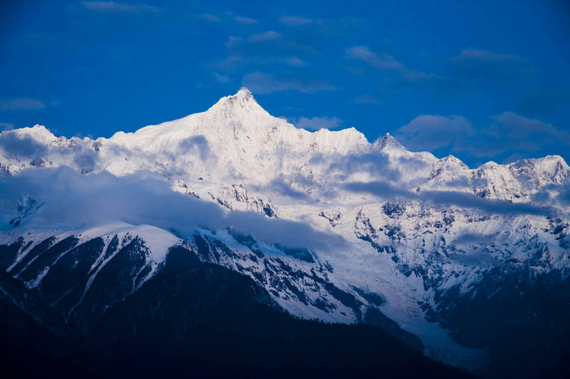 横图,彩色,室外,白天,旅游,度假,名胜古迹,山,雪山,标志建筑,地标,建筑,香格里拉,中国,亚洲,遗迹,景观,山顶,古迹,文物,娱乐,建设,古建筑,金顶,梅里雪山,云南,自然,享受,休闲,远景,旅游胜地,景色,放松,摄影,地理,自然风光,古文明,东亚,地貌,德钦县,中华人民共和国,旅行,地质,bj174