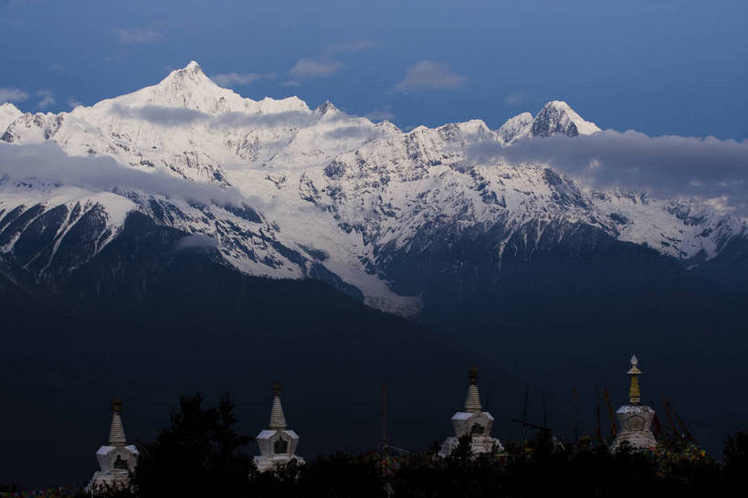 横图,彩色,室外,白天,旅游,度假,名胜古迹,山,雪山,标志建筑,地标,建筑,香格里拉,中国,亚洲,节日,遗迹,景观,山顶,塔,古迹,文化,文物,娱乐,建设,古建筑,梅里雪山,云南,经幡,佛塔,白色,自然,祈祷,享受,休闲,健康,远景,旅游胜地,景色,放松,许愿,摄影,宗教,地理,佛教,信仰,纪念,祈求,自然风光,古文明,东亚,地貌,喇嘛教,藏传佛教,德钦县,中华人民共和国,释教,平安,旅行,藏语系佛教,地质,西藏佛教,bj174