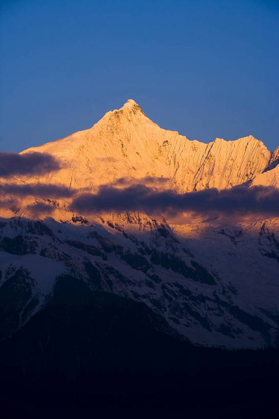 竖图,彩色,室外,白天,旅游,度假,名胜古迹,山,雪山,标志建筑,地标,建筑,香格里拉,中国,亚洲,遗迹,景观,山顶,古迹,文物,娱乐,建设,古建筑,金顶,梅里雪山,云南,自然,享受,休闲,远景,旅游胜地,景色,放松,竖,摄影,地理,矗立,自然风光,耸立,古文明,东亚,地貌,德钦县,中华人民共和国,挺立,旅行,地质,bj174
