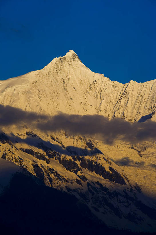 竖图,彩色,室外,白天,旅游,度假,名胜古迹,山,雪山,标志建筑,地标,建筑,香格里拉,中国,亚洲,遗迹,景观,山顶,古迹,文物,娱乐,建设,古建筑,金顶,梅里雪山,云南,自然,享受,休闲,远景,旅游胜地,景色,放松,竖,摄影,地理,矗立,自然风光,耸立,古文明,东亚,地貌,德钦县,中华人民共和国,挺立,旅行,地质,bj174