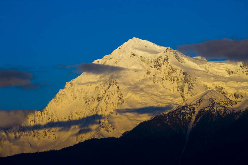 横图,彩色,室外,白天,旅游,度假,名胜古迹,山,雪山,标志建筑,地标,建筑,香格里拉,中国,亚洲,遗迹,景观,山顶,古迹,文物,娱乐,建设,古建筑,金顶,梅里雪山,云南,自然,享受,休闲,远景,旅游胜地,景色,放松,摄影,地理,自然风光,古文明,东亚,地貌,德钦县,中华人民共和国,旅行,地质,bj174