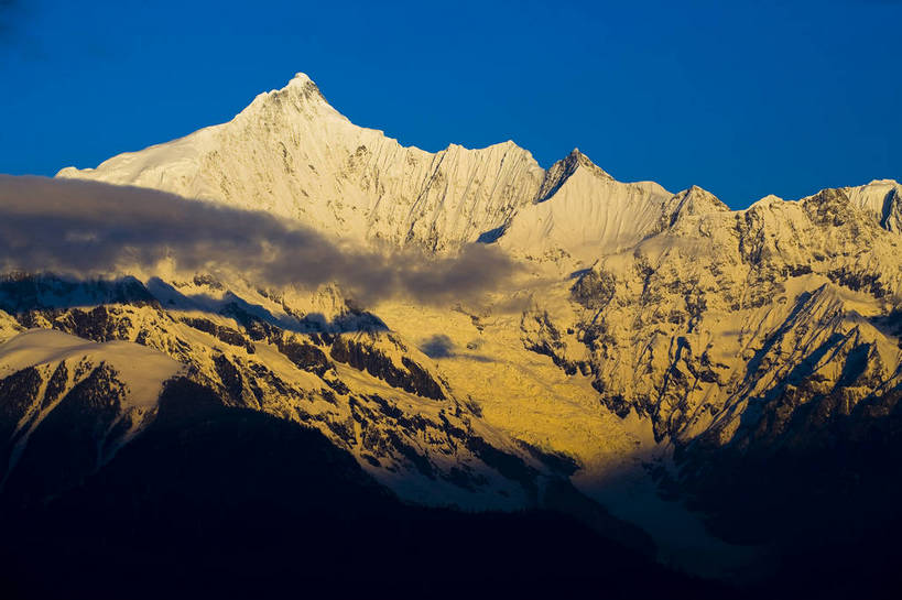 横图,彩色,室外,白天,旅游,度假,名胜古迹,山,雪山,标志建筑,地标,建筑,香格里拉,中国,亚洲,遗迹,景观,山顶,古迹,文物,娱乐,建设,古建筑,金顶,梅里雪山,云南,自然,享受,休闲,远景,旅游胜地,景色,放松,摄影,地理,自然风光,古文明,东亚,地貌,德钦县,中华人民共和国,旅行,地质,bj174