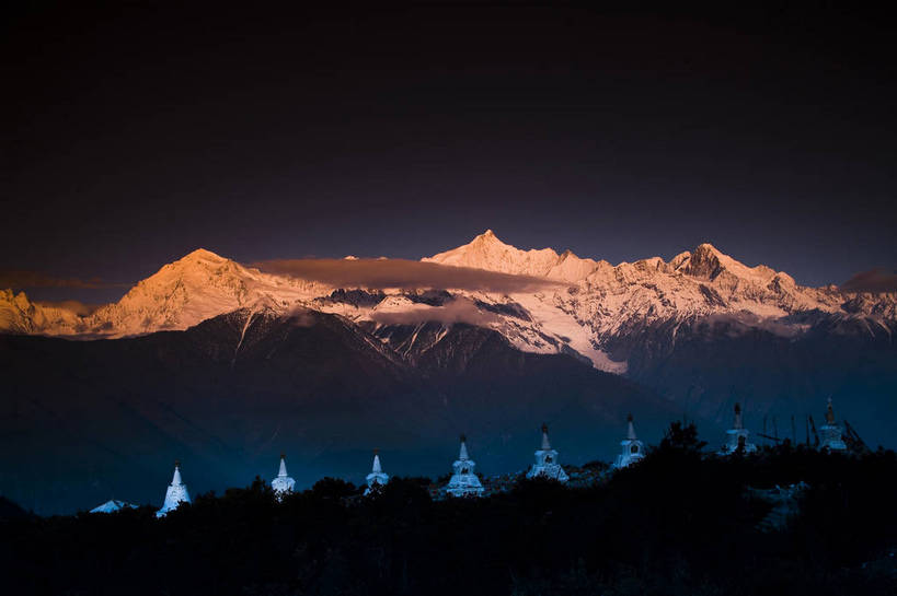 横图,彩色,室外,白天,旅游,度假,名胜古迹,山,雪山,标志建筑,地标,建筑,香格里拉,中国,亚洲,节日,遗迹,景观,山顶,塔,古迹,文化,文物,娱乐,建设,古建筑,金顶,梅里雪山,云南,经幡,佛塔,白色,自然,祈祷,享受,休闲,健康,远景,旅游胜地,景色,放松,许愿,摄影,宗教,地理,佛教,信仰,纪念,祈求,自然风光,古文明,东亚,地貌,喇嘛教,藏传佛教,德钦县,中华人民共和国,释教,平安,旅行,藏语系佛教,地质,西藏佛教,bj174