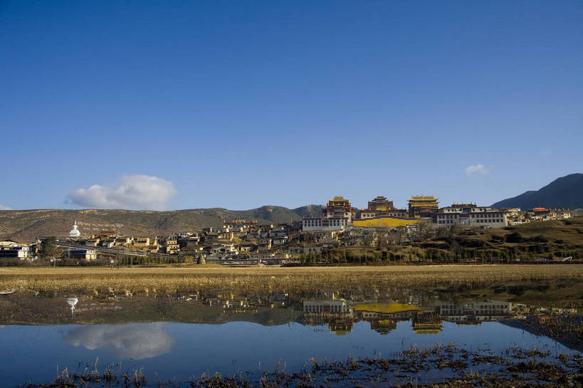 横图,彩色,室外,白天,旅游,湖,标志建筑,地标,建筑,香格里拉,中国,亚洲,民俗,湖畔,景观,文化遗产,古城,建筑群,古典,建设,迪庆,云南,民居,特色,古镇,远景,景色,摄影,人文景观,中国文化,东亚,松赞林寺,中华人民共和国,民族建筑,古代文明,旅行,传统文化,bj174
