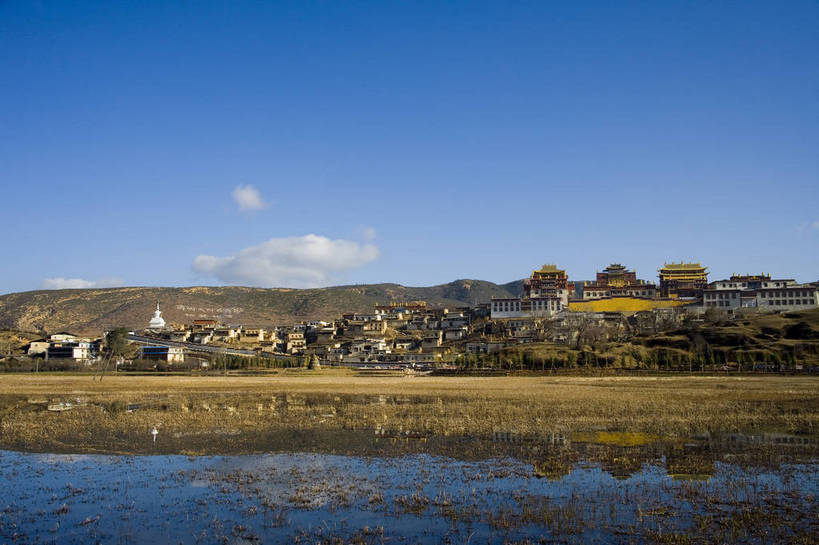 横图,彩色,室外,白天,旅游,湖,标志建筑,地标,建筑,香格里拉,中国,亚洲,民俗,湖畔,景观,文化遗产,古城,建筑群,古典,建设,迪庆,云南,民居,特色,古镇,远景,景色,摄影,人文景观,中国文化,东亚,松赞林寺,中华人民共和国,民族建筑,古代文明,旅行,传统文化,bj174