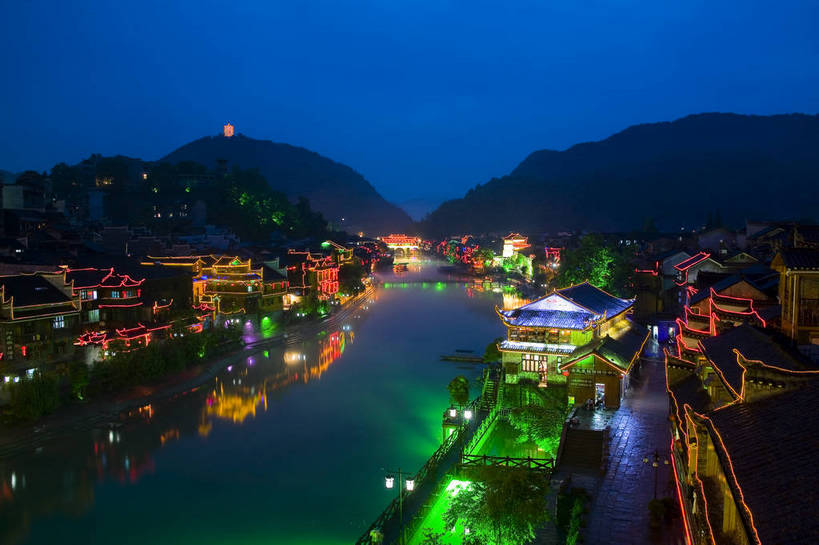 横图,彩色,室外,旅游,度假,名胜古迹,山,雾,标志建筑,地标,建筑,夜景,船,中国,亚洲,遗迹,民俗,图片,文化遗产,建筑群,灯光,古典,古迹,文物,娱乐,建设,古建筑,民居,游船,树木,古镇,享受,休闲,灿烂,旅游胜地,薄雾,放松,摄影,美好,文明,中国文化,古文明,东亚,湖南,凤凰镇,中华人民共和国,灯火辉煌,幽静,江,旅行,传统文化,bj174