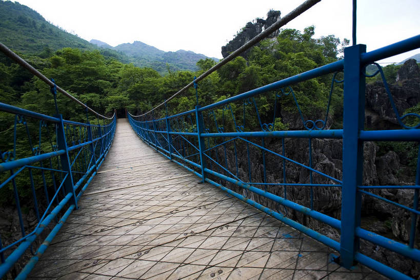 横图,彩色,室外,特写,白天,旅游,度假,名胜古迹,标志建筑,地标,建筑,黄果树,黄果树瀑布,中国,亚洲,局部,遗迹,图片,桥,古迹,文物,娱乐,建设,古建筑,树木,自然,索桥,享受,休闲,旅游胜地,景色,放松,摄影,美好,自然风光,古文明,东亚,贵州,贵州省,安顺,中华人民共和国,安顺市,黔,西南地区,天星桥,黄果树大瀑布,旅行,天星桥景区,镇宁布依族苗族自治县,镇宁县,bj174
