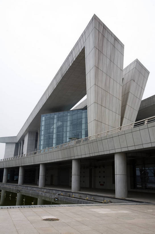 广场,竖图,室外,白天,旅游,度假,名胜古迹,城市风光,标志建筑,城市,道路,地标,建筑,武汉,中国,亚洲,遗迹,景观,交通,都市,古迹,文物,娱乐,建设,现代,古建筑,现代建筑,地标建筑,享受,休闲,旅游胜地,放松,竖,运输,经济,矗立,耸立,古文明,东亚,发展,湖北,湖北省,武汉市,汉阳,中华人民共和国,省会,挺立,华中地区,鄂,繁荣,进步,发达,艺术中心,旅行,汉阳区,武汉琴台文化艺术中心,琴台文化艺术中心,bj174