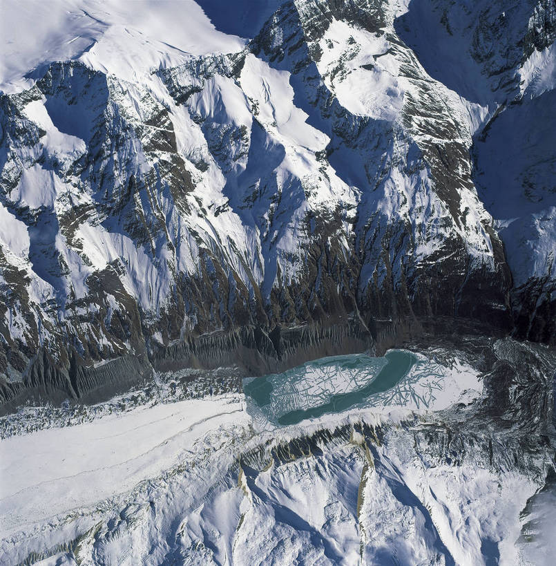竖图,俯视,航拍,彩色,室外,白天,旅游,雪山,中国,亚洲,壮观,高山,景观,山峰,山峦,云雾,冰川,西藏,自然,远景,竖,摄影,人文景观,雄伟,矗立,鸟瞰,耸立,藏,东亚,西藏自治区,地貌,中华人民共和国,西南地区,挺立,世界屋脊,旅行,地质,念青唐古拉山,念青唐古拉山脉,bj174