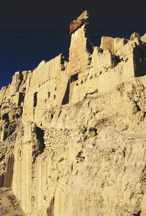 竖图,彩色,室外,特写,白天,旅游,度假,荒凉,名胜古迹,标志建筑,地标,建筑,中国,亚洲,遗迹,壮观,景观,文化遗产,古城,古迹,文物,娱乐,建设,古建筑,西藏,蓝天,享受,休闲,旅游胜地,放松,竖,摄影,人文景观,古代建筑,雄伟,空旷,矗立,近景,古堡,耸立,古文明,东亚,地貌,中华人民共和国,挺立,阿里,古代文明,旅行,地质,古格王朝遗址,bj174