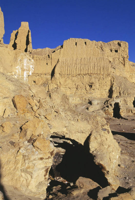 竖图,彩色,室外,白天,旅游,度假,荒凉,名胜古迹,标志建筑,地标,建筑,中国,亚洲,遗迹,壮观,景观,文化遗产,古城,古迹,文物,娱乐,建设,古建筑,西藏,蓝天,享受,休闲,远景,旅游胜地,放松,竖,摄影,人文景观,古代建筑,雄伟,空旷,矗立,古堡,耸立,古文明,东亚,地貌,中华人民共和国,挺立,阿里,古代文明,旅行,地质,古格王朝遗址,bj174