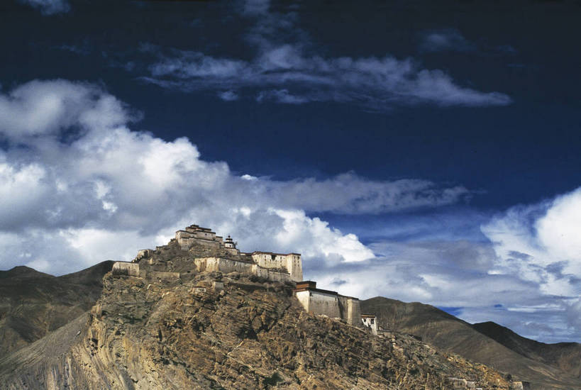 横图,彩色,室外,白天,旅游,度假,荒凉,名胜古迹,标志建筑,地标,建筑,中国,亚洲,遗迹,壮观,景观,文化遗产,古城,古迹,文物,娱乐,建设,古建筑,西藏,蓝天,享受,休闲,远景,旅游胜地,放松,摄影,人文景观,古代建筑,雄伟,空旷,古堡,藏,古文明,东亚,西藏自治区,地貌,日喀则,日喀则市,中华人民共和国,西南地区,古代文明,江孜,江孜县,旅行,江孜镇,宗山,地质,江孜宗山古堡,江孜古堡,bj174
