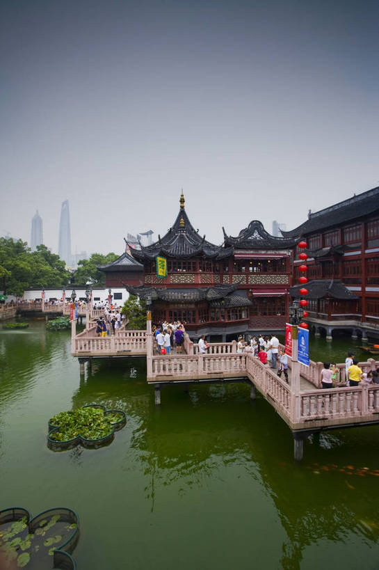 竖图,彩色,室外,白天,旅游,度假,名胜古迹,标志建筑,地标,建筑,上海,中国,亚洲,遗迹,池塘,景观,文化遗产,建筑群,古典,古迹,文物,娱乐,建设,古建筑,历史建筑,地标建筑,豫园,享受,休闲,旅游胜地,放松,竖,摄影,鱼池,回廊,文明,中国文化,古文明,东亚,中华人民共和国,旅行,bj174