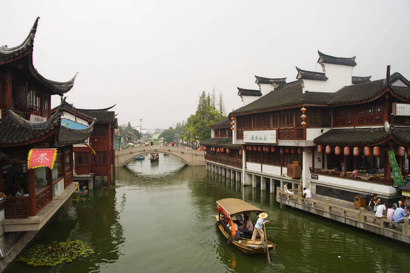 横图,彩色,室外,白天,旅游,度假,名胜古迹,标志建筑,地标,建筑,船,上海,中国,亚洲,遗迹,景观,文化遗产,建筑群,桥,古典,古迹,文物,娱乐,建设,古建筑,石桥,历史建筑,游船,古镇,享受,休闲,旅游胜地,放松,摄影,文明,中国文化,古文明,东亚,七宝镇,中华人民共和国,河,旅行,bj174