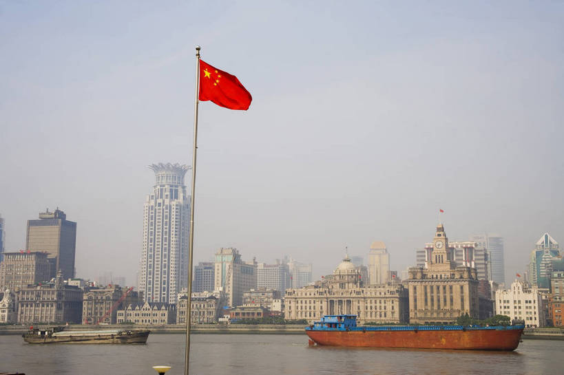 横图,彩色,室外,白天,办公楼,河流,大厦,建筑,船,上海,中国,亚洲,建筑群,红旗,黄浦江,历史建筑,外滩,远景,摩天大厦,摄影,货船,欧式建筑,金融中心,东亚,中华人民共和国,江,大楼,bj174