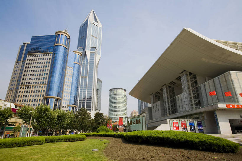 横图,彩色,室外,白天,仰视,旅游,度假,办公楼,名胜古迹,城市风光,标志建筑,大厦,地标,建筑,上海,中国,亚洲,遗迹,景观,建筑群,古迹,文物,娱乐,建设,古建筑,蓝天,地标建筑,人民广场,享受,休闲,旅游胜地,放松,摄影,上海大剧院,古文明,东亚,中华人民共和国,旅行,bj174