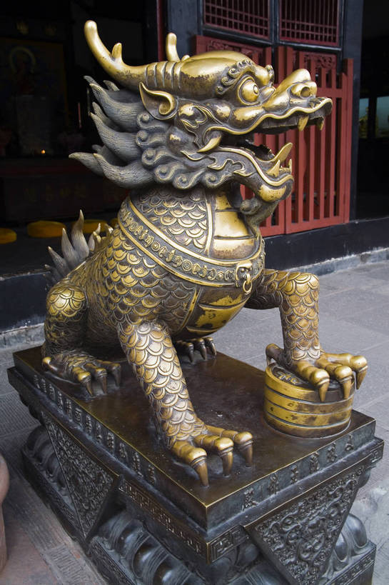 无人,竖图,彩色,室外,白天,旅游,建筑,哺乳动物,野生动物,狮子,雕塑,中国,亚洲,辟邪,艺术,装饰,雕刻,雕像,塑像,文化遗产,文化,文物,动物,工艺品,祈祷,健康,竖,许愿,摄影,四川省,纪念,祈求,美术,中国文化,主题,凶猛,陈列,东亚,成都,中华人民共和国,功能,美学,驱邪,祛邪,避邪,守护神,文殊院,残暴,平安,凶残,旅行,铜雕,传统文化,铜狮,铜狮子,bj174