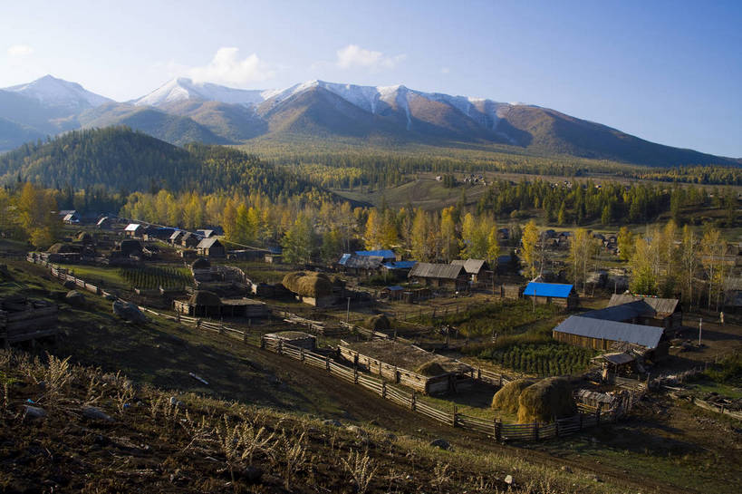 无人,木屋,横图,彩色,室外,白天,旅游,度假,美景,名胜古迹,树林,田园,标志建筑,地标,建筑,中国,亚洲,遗迹,景观,围栏,古迹,文物,娱乐,建设,古建筑,民居,树木,自然,村庄,享受,休闲,旅游胜地,景色,放松,摄影,自然风光,杉树,古文明,东亚,新疆,中华人民共和国,阿勒泰,旅行,白哈巴,bj174