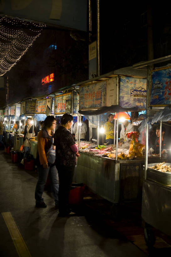 竖图,彩色,室外,夜景,中国,亚洲,灯光,集市,小吃,夜市,竖,摄影,东亚,乌鲁木齐,新疆,首府,中华人民共和国,乌鲁木齐市,新疆维吾尔自治区,西北地区,商业,新,五一星光夜市,bj174