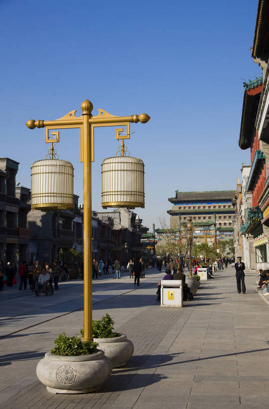 竖图,彩色,室外,特写,白天,旅游,度假,美景,名胜古迹,标志建筑,道路,地标,建筑,街道,路,路灯,公路,北京,中国,亚洲,遗迹,景观,交通,古迹,文物,娱乐,建设,古建筑,蓝天,享受,休闲,旅游胜地,景色,放松,竖,摄影,古代建筑,前门,古文明,东亚,中华人民共和国,马路,旅行,大栅栏,传统文化,bj174