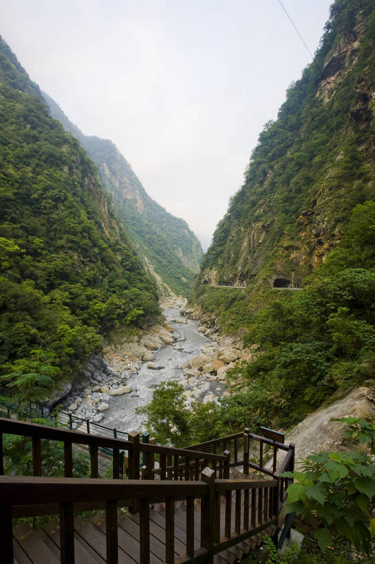 无人,公园,竖图,彩色,室外,白天,旅游,度假,名胜古迹,森林,山,树林,峡谷,标志建筑,地标,建筑,台湾,中国,亚洲,遗迹,景观,桥,山谷,古迹,文物,娱乐,建设,古建筑,自然,溪水,享受,休闲,旅游胜地,放松,竖,摄影,国家公园,古文明,东亚,花莲县,南投县,港澳台,中华人民共和国,台湾省,台中,台中市,太鲁阁国家公园,花莲,南投,次高太鲁阁国立公园,台,台湾太鲁阁国家公园,太鲁阁,bj174