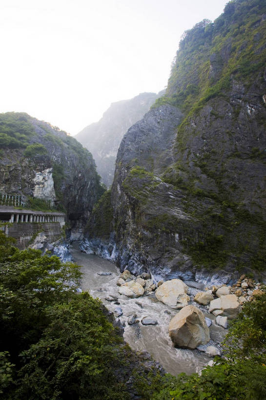 无人,公园,竖图,彩色,室外,白天,旅游,度假,名胜古迹,山,树林,峡谷,标志建筑,道路,地标,建筑,台湾,中国,亚洲,遗迹,景观,山路,山谷,古迹,文物,娱乐,建设,古建筑,自然,享受,休闲,旅游胜地,放松,竖,摄影,国家公园,古文明,东亚,花莲县,南投县,港澳台,中华人民共和国,台湾省,台中,台中市,太鲁阁国家公园,花莲,南投,次高太鲁阁国立公园,台,台湾太鲁阁国家公园,太鲁阁,bj174