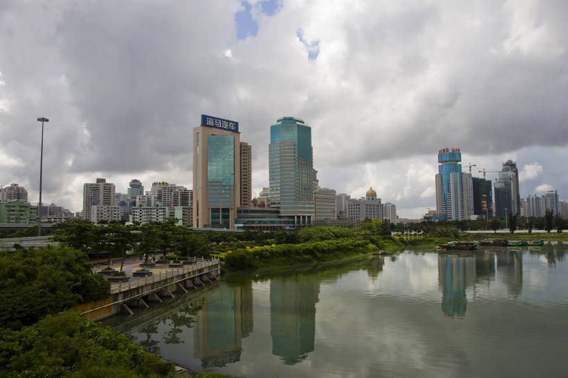 横图,彩色,室外,白天,旅游,湖,城市风光,建筑,船,中国,亚洲,景观,建筑群,现代建筑,海南,天空,旅游胜地,摄影,东亚,中华人民共和国,海口,旅行,城市公园,国贸,bj174