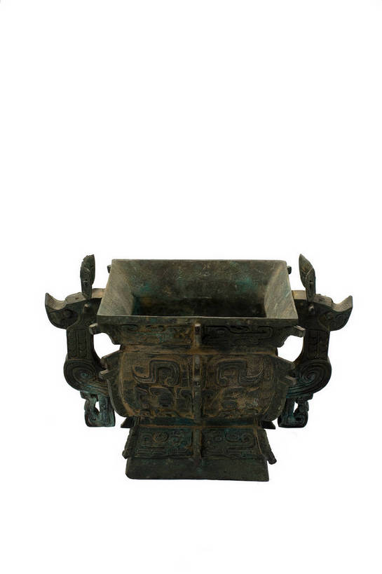 竖图,彩色,静物,金属制品,中国,金属,雕刻,图片,文化遗产,艺术品,古典,历史,文化,文物,装饰品,古代,一个,工艺品,摄影,单个,古董,古物,中国文化,古玩,东亚,青铜,青铜器,古远,古代文明,美术工艺,影棚拍摄,传统文化,青铜制品,簋,礼器,亚丑方簋,bj174