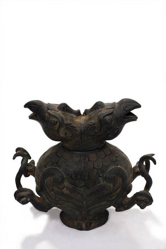 竖图,彩色,静物,金属制品,中国,金属,雕刻,壶,图片,文化遗产,艺术品,历史,文物,水壶,装饰品,古代,一个,茶壶,摄影,单个,古董,中国文化,东亚,青铜,青铜器,古远,古代文明,美术工艺,影棚拍摄,传统文化,青铜制品,双鱼穿带壶,双鱼壶,bj174