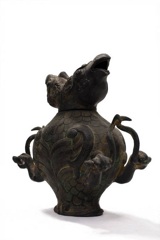 竖图,彩色,静物,金属制品,中国,金属,雕刻,壶,图片,文化遗产,艺术品,历史,文物,水壶,装饰品,古代,一个,茶壶,摄影,单个,古董,中国文化,东亚,青铜,青铜器,古远,古代文明,美术工艺,影棚拍摄,传统文化,青铜制品,双鱼穿带壶,双鱼壶,bj174