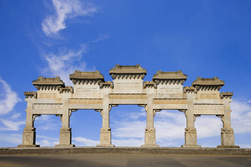 横图,彩色,室外,白天,旅游,度假,神秘,名胜古迹,标志建筑,地标,建筑,中国,亚洲,花纹,风俗,遗迹,艺术,雕刻,雕像,图案,图片,文化遗产,牌坊,牌楼,合成,古迹,历史,文化,文物,娱乐,建设,传统,古建筑,石雕,石刻,蓝色,白云,蓝天,天空,享受,休闲,旅游胜地,放松,精神,气派,摄影,古代建筑,纪念,祭祀,陵墓,象征,美好,表彰,特效,荣誉,感受,图样,参观,古文明,东亚,中华人民共和国,荣耀,河北,威严,伟大,古代文明,制度,旅行,传统文化,皇陵,东陵,清东陵,飞檐,bj174